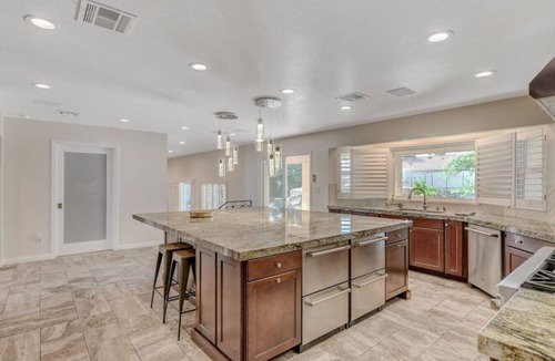 Paradise House | 9 bedroom estate close to the strip