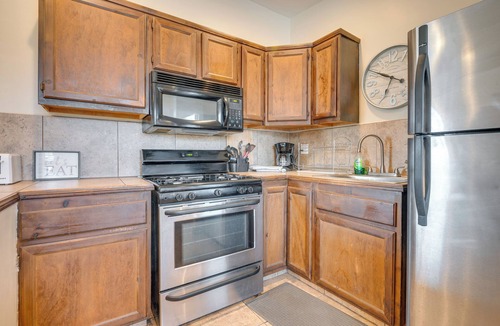 Mid City Apartment | 9 Mi to Airport: WFH-Friendly Apt in Los Angeles!