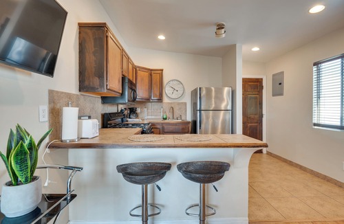 Mid City Apartment | 9 Mi to Airport: WFH-Friendly Apt in Los Angeles!