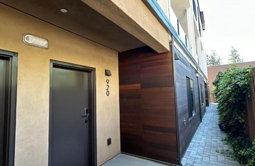 Redwood City Apartment | 906 Brand new townhome sleeps 10