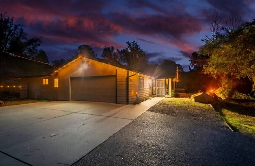 Oakhurst Villa | A beautiful and decorated Mountain Retreat with Hot Tub and Fast Wifi