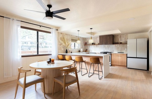 Whispering Forest House | A/C ! EV Charging- Hot Tub - Gas Fire Pit - Gameroom - Modern Décor!