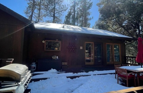 Pine Mountain Club Cabin | A cheerful cabin in the serenity of the mountains