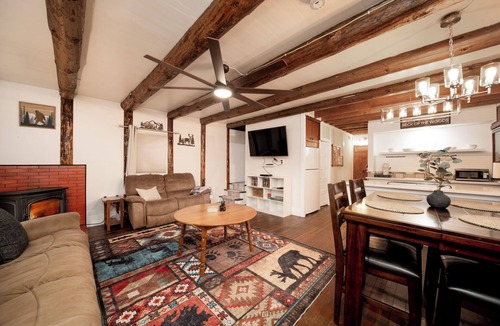 Long Barn Cabin | A Cozy Retreat, Pet friendly with EV charger. Family Getaway.