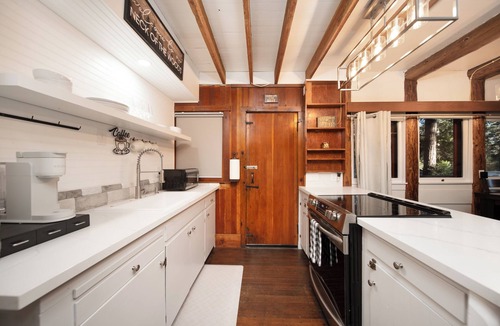 Long Barn Cabin | A Cozy Retreat, Pet friendly with EV charger. Family Getaway.