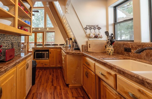 June Lake House | A-Frame Cabin close to Gull Lake, lots of upgrades, walk to both June and Gull Lake