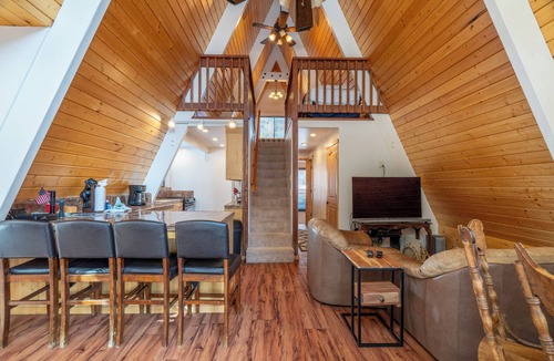 June Lake House | A-Frame Cabin close to Gull Lake, lots of upgrades, walk to both June and Gull Lake