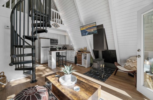 Sugarloaf Cabin | A-frame Couples Retreat, Escooters, HotTub, SUPboards, Kayak, EV Charging