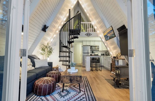 Sugarloaf Cabin | A-frame Couples Retreat, Escooters, HotTub, SUPboards, Kayak, EV Charging