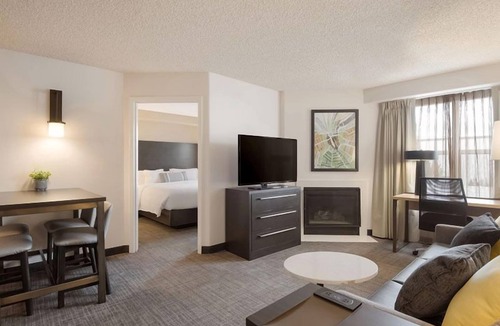 Reno/Tahoe Airport Hotel | A Place You'll Surely Enjoy! 3 Comfortable Units, Pets Allowed, Full Kitchen!