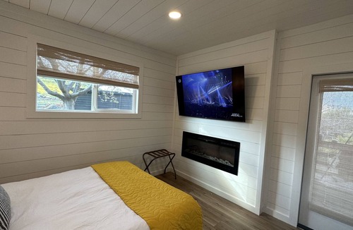 Springville Cabin | A Quaint Cabin for Two