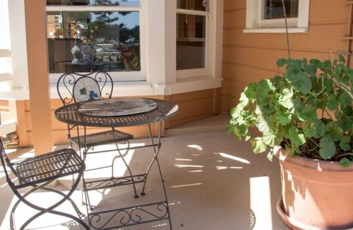 Cole Valley Apartment | A quiet apartment on a tree line street in the middle of the city
