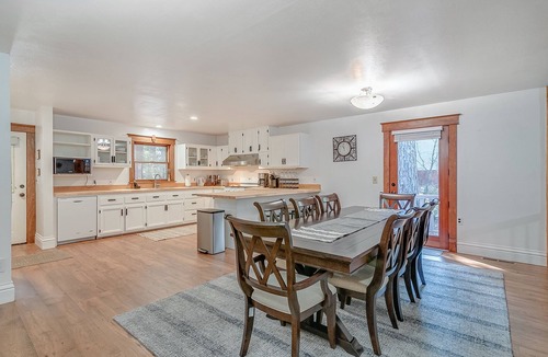 Hathaway Pines Cabin | ABOVE IT ALL - UNIQUE MOUNTAIN RETREAT SLEEPS 15 W/REC ROOM