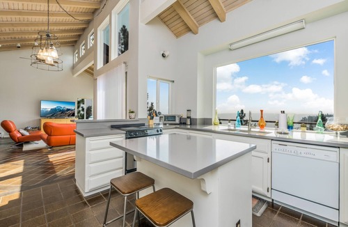 Meeks Bay House | Above Meeks Bay, Spacious and Beautiful, 180-degree Lake Views. Sunnyview Lodge By Tahoe Time VR