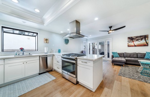 Huntington Beach House | AC, spa, bikes, deck, Steps to beach and shops