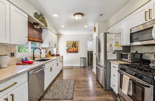 Big Bear Lake House | ACROSS FROM LAKE! 230 FIVE STAR REVIEWS! JACUZZI, POOL TABLE, PACMAN, EV CHARGER
