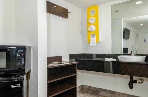 Raisin Apartment | ADA Queen Bed|RI Shower|Nsmk