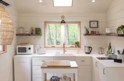 Rollingbay Cottage | Adorable 1-bedroom cottage with AC on beautiful Bainbridge Island
