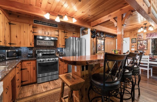 Whispering Forest Cabin | ADORABLEY Decorated Honey Bear Chalet! GAME ROOM! Hot TUB! Pet Friendly!