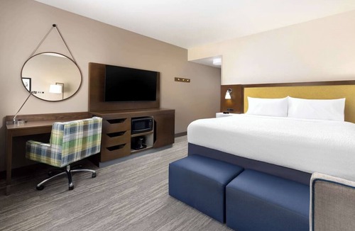 Oakhurst Hotel | Adventure Awaits: Pool, Hot Tub & Yosemite Access with Breakfast Included