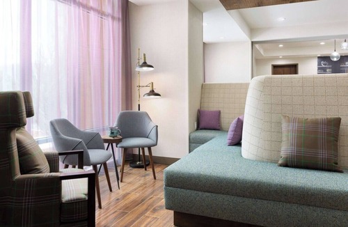 Oakhurst Hotel | Adventure Awaits: Pool, Hot Tub & Yosemite Access with Breakfast Included