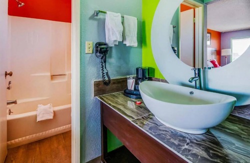 Ridgecrest Hotel | Affordable Base for Exploring Ridgecrest - 4 Rooms Perfect for Group Travels!