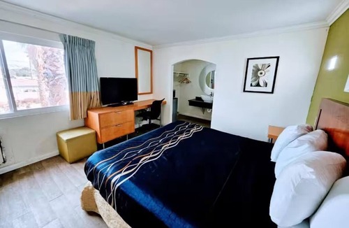 Ridgecrest Hotel | Affordable Room in Ridgecrest w/King Bed, Free Parking & Near Local Favorites