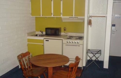 Lake Havasu City Hotel | Affordable Space Near London Bridge – Comfortable Room w/Kitchenette & Parking