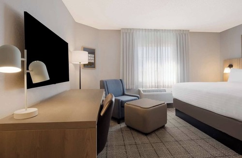 Irvine Industrial Complex-East Hotel | Affordable Stay with Full Kitchen, Private Parking, Pets are Welcome!