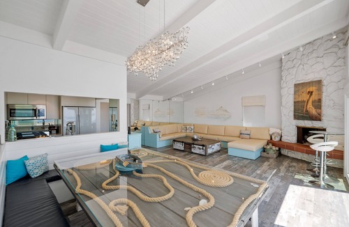 Silver Strand House | Airy Silver Strand Beachfront Retreat- with large deck and spa!