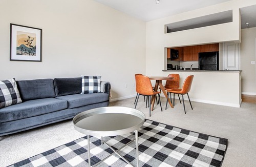 South San Francisco Apartment | Airy South SF 1BR w/ W/D, Gym, Pool, next to BART and TJ, by Blueground