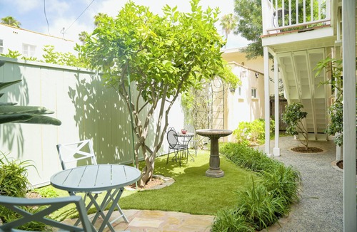 Wilshire Montana Apartment | Airy Studio w Balcony - steps to Montana Ave. - E