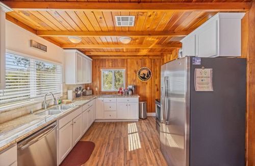 Bass Lake House | Al fresco dining with lake views, close to Yosemite, walk to lake, foosball