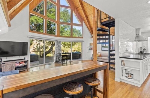Cloverdale House | Alexander Valley Russian River Home for 8, Spa, WiFi, BBQ, bocce, vineyard