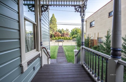Bishop Apartment | All New 1 BEDROOM Downtown Luxury Victorian bedroom separate from house sleeps 2