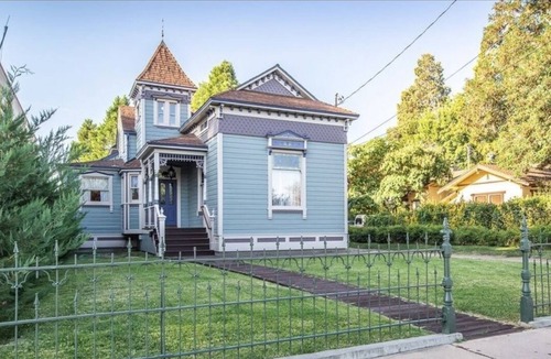 Bishop Apartment | All New 1 BEDROOM Downtown Luxury Victorian bedroom separate from house sleeps 2