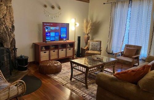 Black Bart House | All-season dog-friendly cabin with fireplace & deck - near Heavenly & beach