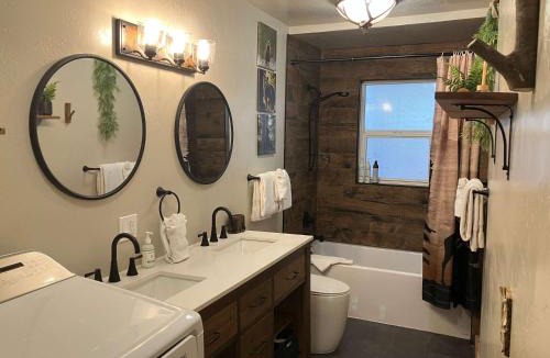 Black Bart House | All-season dog-friendly cabin with fireplace & deck - near Heavenly & beach