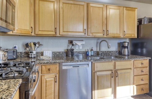 Black Bart Cabin | All-season, dog-friendly cabin with fireplace & deck - near Heavenly & beach