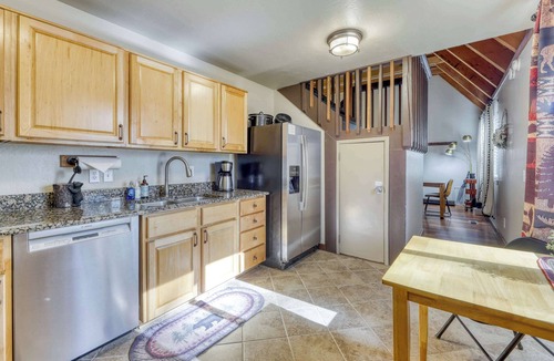 Black Bart Cabin | All-season, dog-friendly cabin with fireplace & deck - near Heavenly & beach