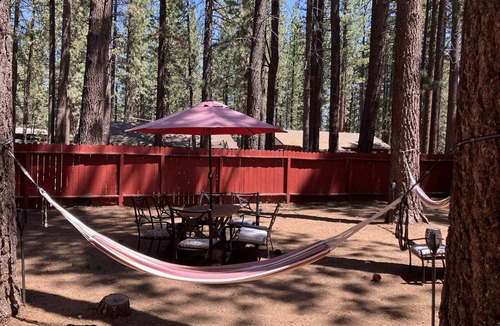 Black Bart Cabin | All-season, dog-friendly cabin with fireplace & deck - near Heavenly & beach