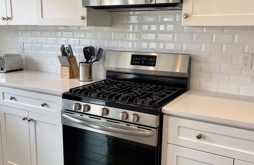 Raisin House | All The Comforts Of Home - Safe & Quiet Neighborhood - 2 Car Garage