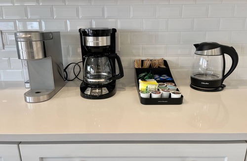 Raisin House | All The Comforts Of Home - Safe & Quiet Neighborhood - 2 Car Garage