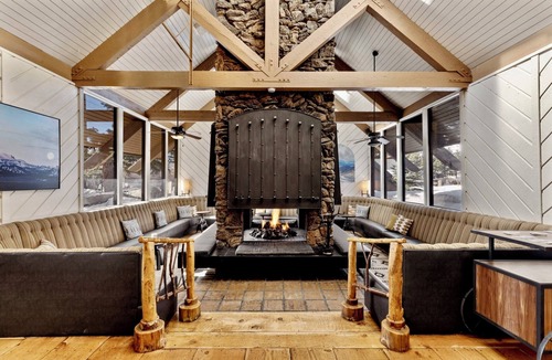 Mammoth Lakes Hotel | Alpine Room with Private Parking, Steps from Mammoth Mountain & Ski Trails