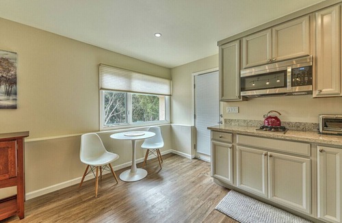 Downtown Monterey Apartment | "Alta Mesa Oaks" 5 min to downtown Monterey-Beach Private studio WiFi-TV
