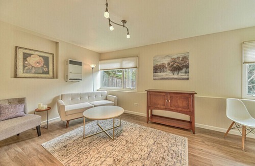 Downtown Monterey Apartment | "Alta Mesa Oaks" 5 min to downtown Monterey-Beach Private studio WiFi-TV