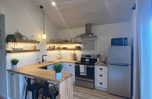 Napa Cottage | Amazing Farmhouse Style Cottage Near Downtown Napa!