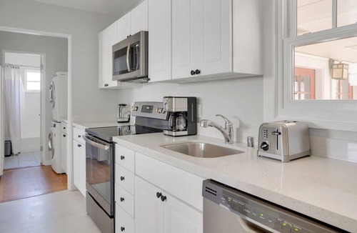 Downtown North Apartment | Amazing Palo Alto 1BR w/ W/D, nr FB & Google, by Blueground