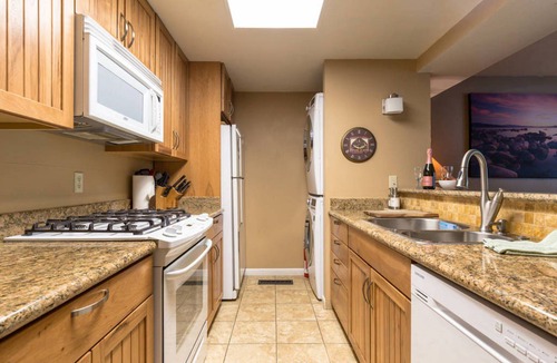 Lake Forest Condo | Amazing Upscale Condo w/Pool, Hottub, Tennis, 65" HD TV, WiFi, walk to town .