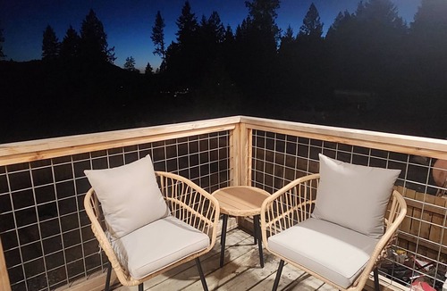 Loon Lake House | American Dream is a Cozy 2-bedroom bungalow in charming Loon Lake with AC